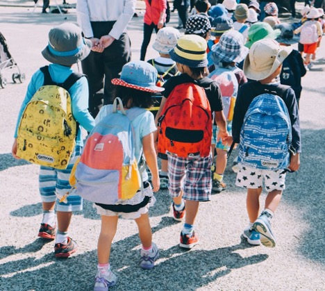 School children with backpacks — backpack safety tips from Acacia Chiropractic Clinic